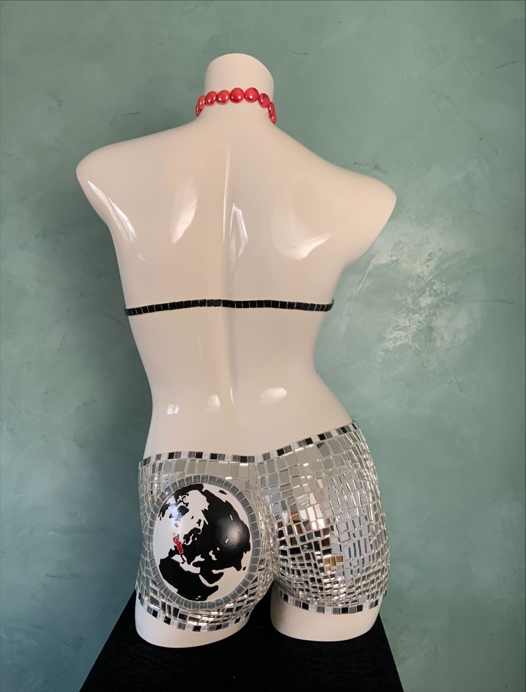 mosaik-torso-frau-der nabel der welt-hinten