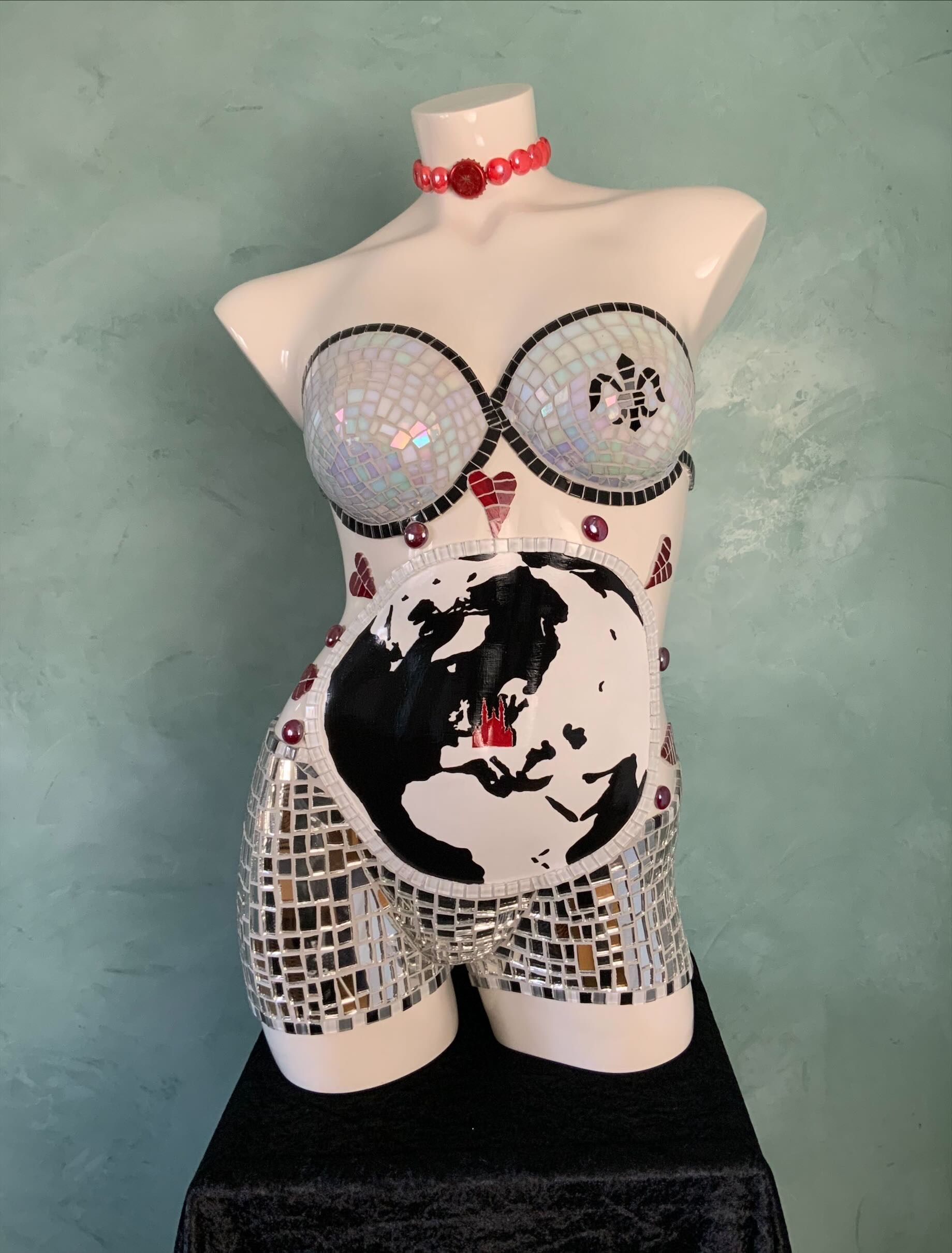 mosaik-torso-frau-der nabel der welt-vorne