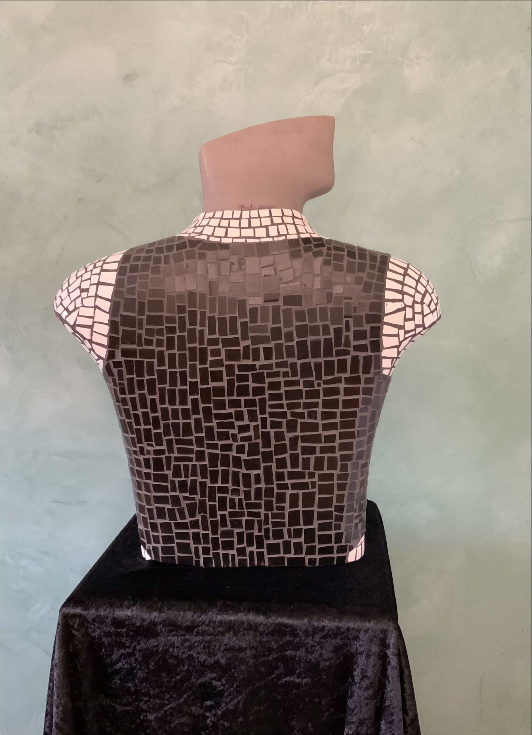 mosaik-torso-mann-hinten-stehts zu diensten