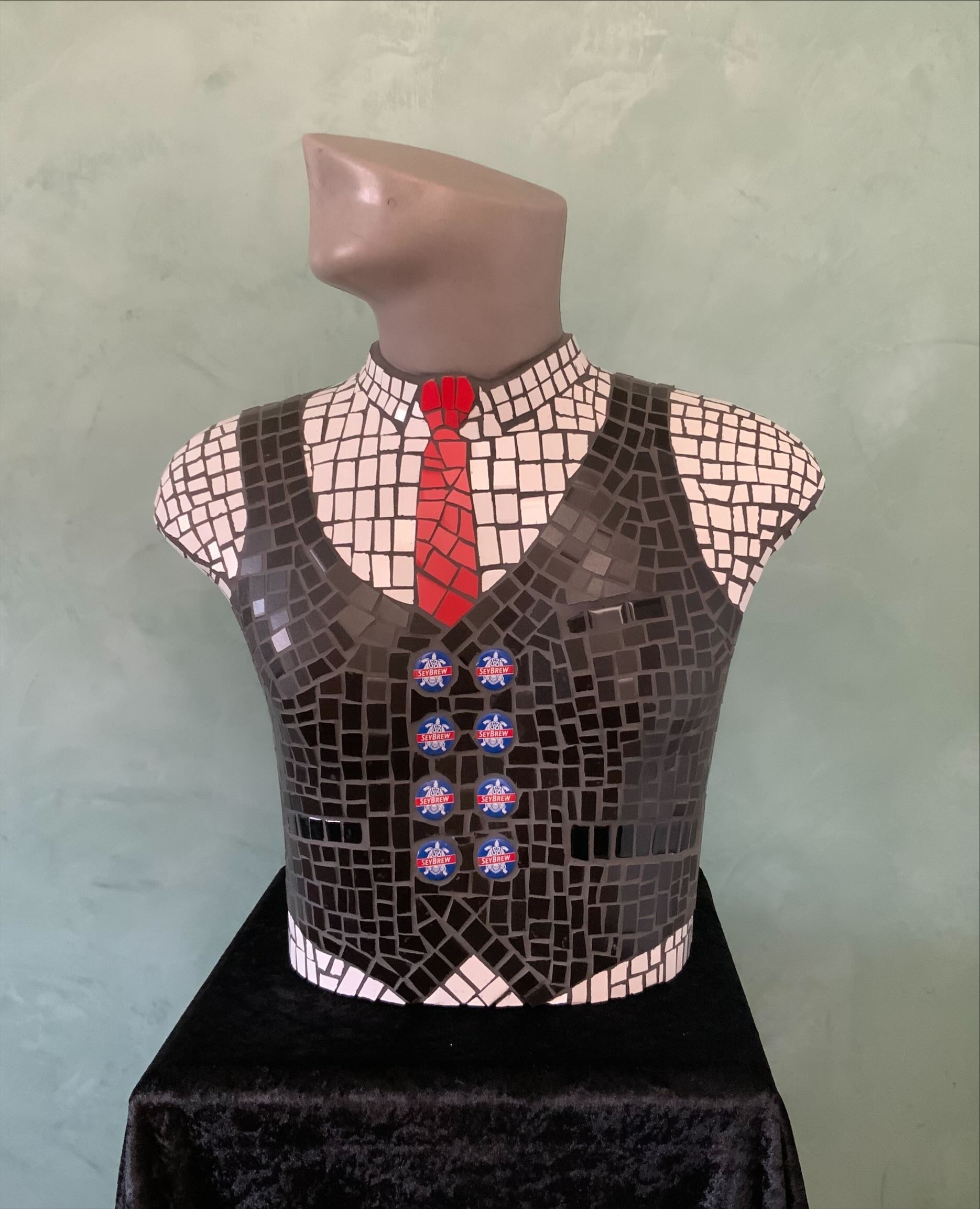 mosaik-torso-mann-vorne-stehts zu diensten